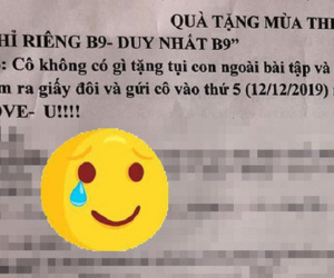 Cô giáo trẻ tâm lý tặng quà Giáng Sinh sớm kèm lời nhắn 'Chỉ mỗi lớp em có' khiến học sinh khóc mếu xin trả quà