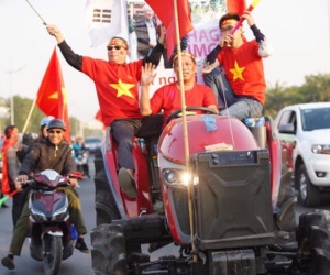 Chùm ảnh: Người dân lái cả máy cày ra Nội Bài háo hức đón 2 đội tuyển
