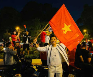 Sao Việt xuống đường 'đi bão' ăn mừng U22 Việt Nam vô địch SEA Games