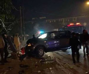 Hà Tĩnh: Ra đường ăn mừng U22, xe ô tô đâm gãy cột điện khiến hai người nhập viện