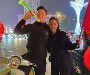 Vợ chồng Tiến Dũng - Khánh Linh cũng lao ra đường đi bão mừng Việt Nam vô địch, CĐV thì thắc mắc: 'Ai ở nhà trông con?'
