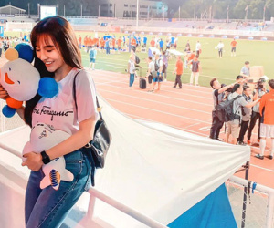 Không chỉ có người yêu Văn Hậu, bạn gái xinh như hot girl của Hoàng Đức cũng thu hút sự chú ý khi ra sân cổ vũ bạn trai