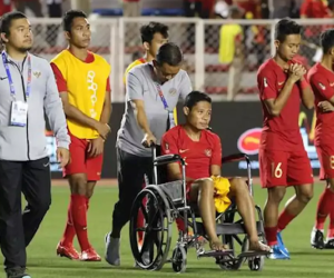 Chấn thương của cầu thủ U22 Indonesia phải rời sân sau va chạm với Văn Hậu ra sao?