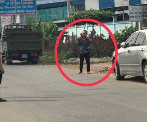 Người đàn ông cầm dao kề vào cổ rồi lao vào nhà dân cố thủ