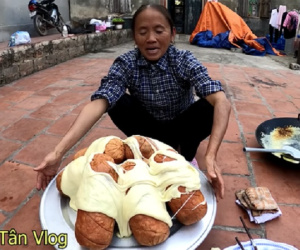 Quay trở về tiếp tục làm món 'siêu to khổng lồ', xúc xích phô mai của bà Tân có lẽ cũng phải người khổng lồ mới cắn nổi