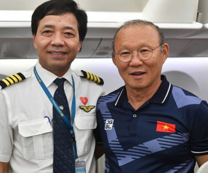 Cơ trưởng chuyến bay chở các nhà vô địch kể những chuyện lạ