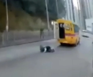 Cảnh sát Hồng Kông điều tra vụ học sinh tiểu học rơi khỏi xe bus của trường