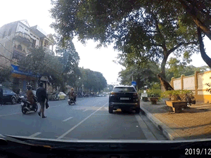 Video: Đi bộ sang đường, người đàn ông bị ninja Lead tông thẳng vào mông ngã chổng vó