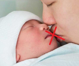Sự thật về 'lời nguyền': 'Ôm hôn có thể khiến trẻ tử vong'