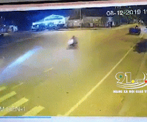 Tông vào công nông sang đường, nam thanh niên tử vong tại chỗ
