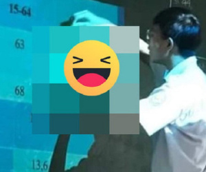 Đang cần vẽ hình tròn mà quên mất dụng cụ, thầy giáo trẻ dận dụng một vật có sẵn khiến cả lớp phải bịt mũi tranh nhau chụp ảnh