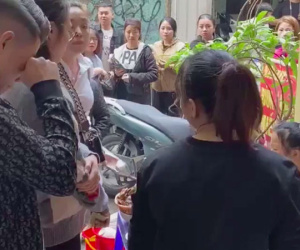 Bún ngan Nhàn nổi tiếng với thương hiệu 'bún chửi' khiến khách hàng nổi đóa, suýt ẩu đả với nhân viên xấc xược, thái độ của chủ quán mới thật khó hiểu