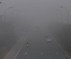 Ô nhiễm không khí Hà Nội hôm nay ở ngưỡng rất có hại, nhiều người ngán ngẩm: 'Không muốn bước ra đường luôn'