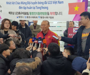 Báo chí Hàn Quốc đứng chật ở sân bay, săn đón U22 Việt Nam và HLV Park Hang-seo