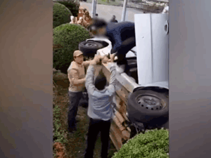 Video: Đạp nhầm chân ga, ô tô lật ngang giữa trường lái, học viên và thầy giáo run rẩy nhảy ra ngoài