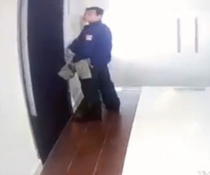 Người đàn ông vô tư tiểu bậy ngay trong hành lang chung cư cao cấp khiến cộng đồng mạng bức xúc