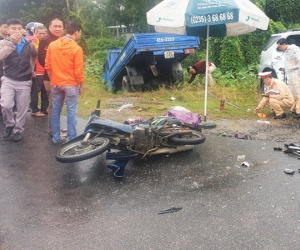 2 ô tô tông nhau, 3 cha con đi xe máy thương vong