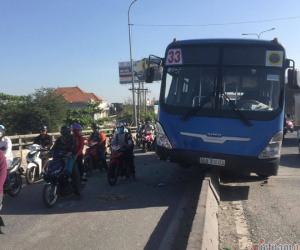 Xe buýt bất ngờ tông dải phân cách, hành khách lo sợ đâm xuống sông Sài Gòn