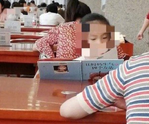 Chẳng mấy khi con chăm chỉ đọc sách, mẹ chưa kịp mừng thì nhìn tựa sách đã muốn khóc thét