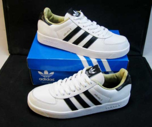 Nhận biết giày Adidas thật và giả chính xác nhất