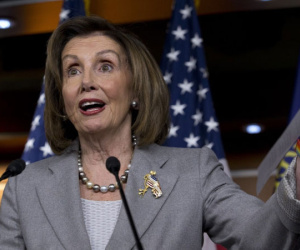 Donald Trump 'chế giễu' bà Pelosi rụng răng
