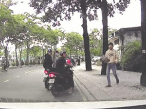 Video: Nhóm thanh niên ném đá vào trước đầu ô tô sau va chạm