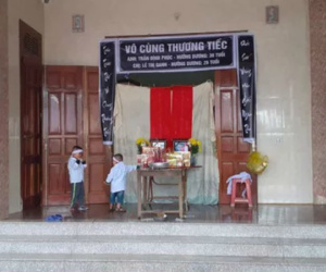 Xót xa cảnh 2 đứa trẻ hồn nhiên chơi đùa trước ban thờ bố mẹ ở Hà Tĩnh
