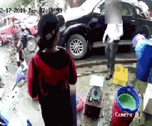 Clip: Người đàn ông đi xe ô tô vào chợ, bất ngờ tát túi bụi vào mặt người phụ nữ bán tôm
