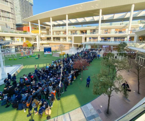 Người dân Nhật Bản ùn ùn xếp hàng trong ngày Apple Store khai trương