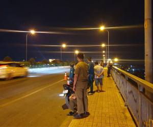 Nữ sinh mặc đồ thể dục bất ngờ gieo mình xuống sông Sài Gòn