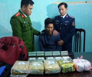 Tóm gọn 'Nhân viên tiếp thị' cùng 20 bánh heroin