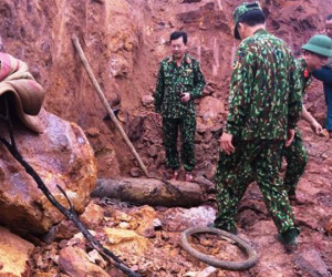 Tài xế máy xúc phát hiện quả bom hơn 200kg khi múc đất