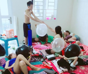 Xôn xao hình ảnh 5 - 6 cô gái vạ vật hít bóng cười, bên cạnh còn có nam thanh niên chuyên phục vụ bơm bóng