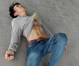 Kinh hoàng nam thanh niên nghi ngáo đá tự cầm dao cắm vào ngực