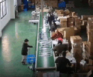 Mải chơi đùa, cậu bé Trung Quốc bị cuốn vào dây chuyền sản xuất