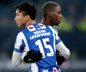 CĐV Heerenveen ấn tượng với…tấm thẻ vàng của Văn Hậu ở trận ra mắt