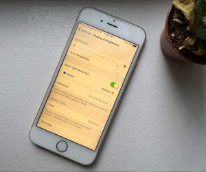 Chế độ ban đêm trên smartphone gây hại cho giấc ngủ hơn ánh sáng xanh