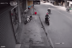 Clip: Ô tô CRV lao như bay lên vỉa hè, húc vào nhà dân khiến người đi đường khiếp đảm