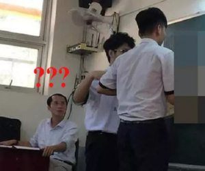 Bị gọi lên bàng mà quên mang thước kẻ, cậu học sinh gọi đồng đội hỗ trợ bằng một cách khiến thầy giáo cũng 'cạn lời'