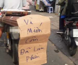 Bực mình với người đàn ông chở cồng kềnh trên phố nhưng khi nhìn tới đằng sau xe lại cay khóe mắt
