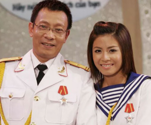 Chùm ảnh MC Lại Văn Sâm và Hoàng Linh có 13 năm đẹp đẽ cùng 'Chúng tôi là chiến sĩ'