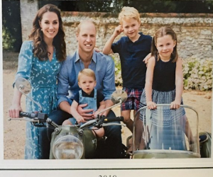 Chiếc váy hoa Kate Middleton mặc trên thiệp giáng sinh hết hàng trong 'một nốt nhạc'