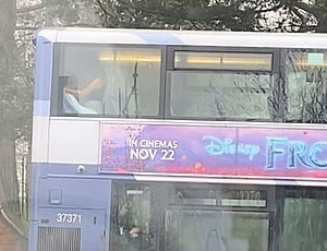 Cả khu phố sốc nặng khi chứng kiến cặp đôi thản nhiên 'mây mưa' trên xe bus