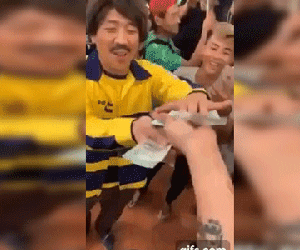 Trấn Thành cầm cả tập tiền 500 nghìn lì xì cho nhân viên đoàn làm phim