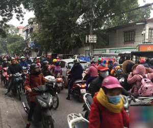 Hà Nội: Thương binh tụ tập trước cổng nhà máy bia gây ùn tắc đường Hoàng Hoa Thám