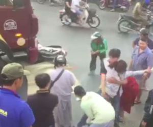 Mẹ gào khóc thảm thiết bên cạnh thi thể con gái bị tai nạn giao thông tử vong
