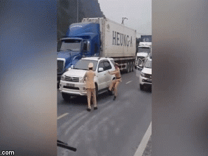 Clip: Lực lượng CSGT truy đuổi tài xế xe 7 chỗ bỏ chạy trên Lạng Sơn như phim hành động