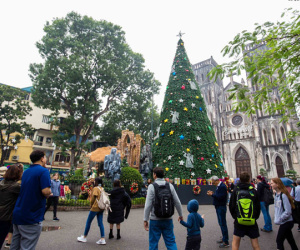 Chiêm ngưỡng những cây thông Noel khổng lồ tại Hà Nội