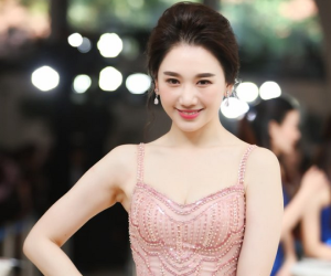 Vóc dáng ngày càng mảnh mai, Hari Won trở thành 'nữ hoàng thảm đỏ' 2019 với loạt váy gợi cảm