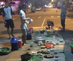 Gần 40 người trải chiếu liên hoan giữa lòng đường phố, cư dân mạng lên tiếng: 'Định tự sát tập thế hay gì?'